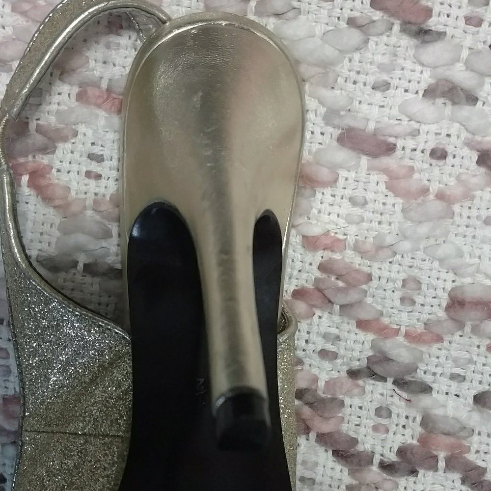 Gold heels - Picture 4 of 8